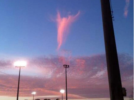 美国有人驾车时,意外发现天空出现天使云奇景,照片上传后引起网民